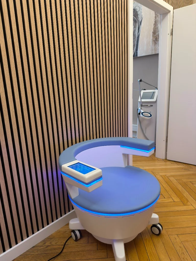 Behandlungsraum für Beckenbodentraining mit Emsella bei Kellermann Medical am Kurfürstendamm Berlin