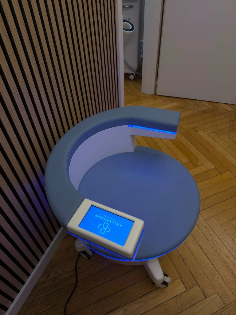 Detailaufnahme des Emsella-Stuhls mit Display in der Praxis Kellermann Medical