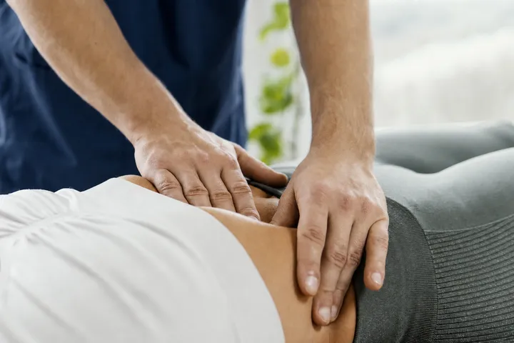 Manuelle osteopathische Untersuchung im Bereich von Bauch und Becken